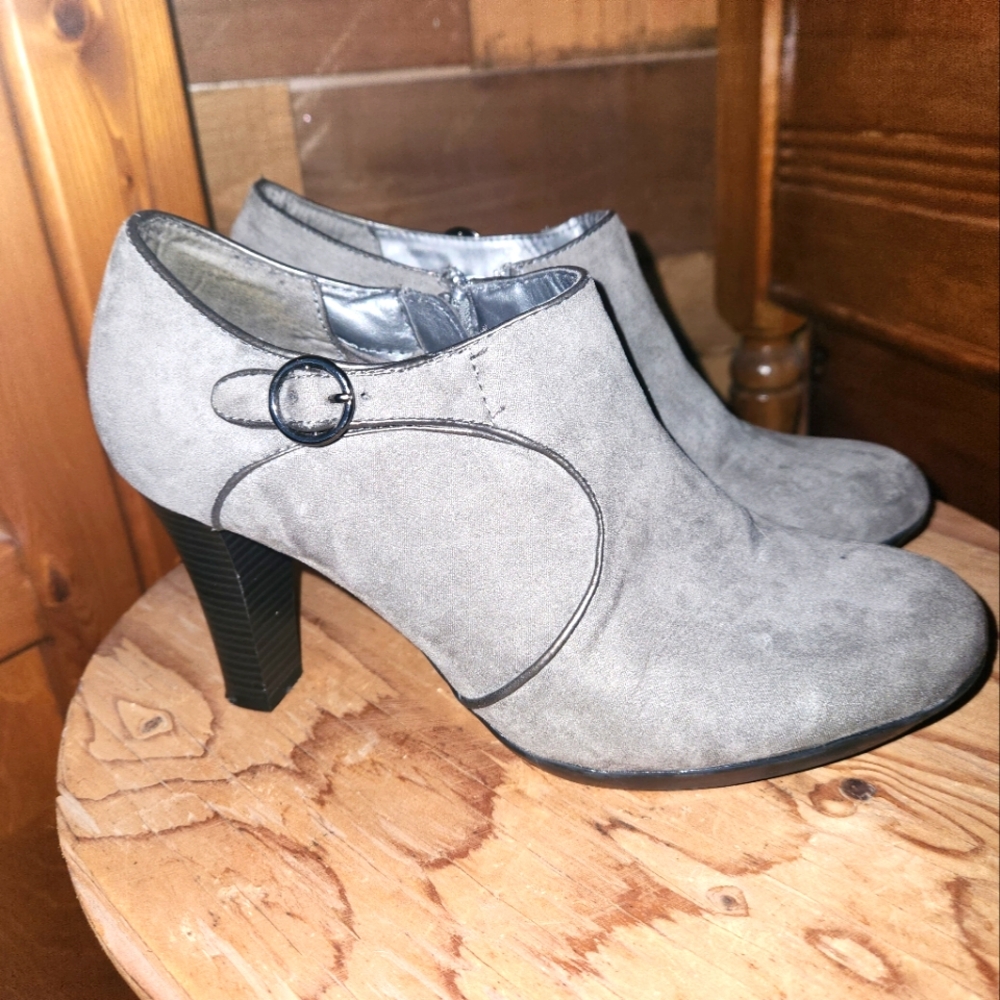 SOLE SENSIBILITY HEELED BOOTIE. WOMENS SIZE 10